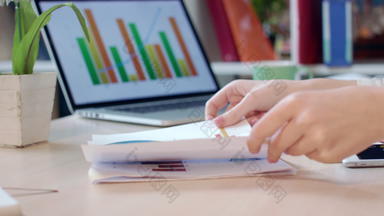 业务女人分析金融图<strong>办公室</strong>业务论文分析